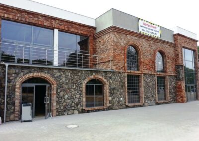 Gorzów Wlkp – AUTOPORT ORLEN – fasada aluminiowa, okna aluminiowe, drzwi automatyczne, witryny aluminiowe, drzwi zewnętrzne aluminiowe, drzwi wewnętrzne aluminiowe, elewacja wentylowana z paneli Alucobond, ścianki aluminiowo szklane