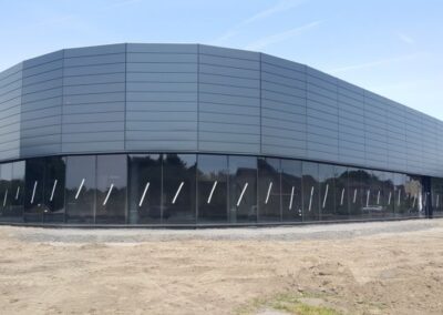 Ahlen Niemcy – salon handlowo-wystawowy – elewacja aluminiowa, fasady aluminiowo szklane, strukturalne PONZIO EFEKT, ścianki działowe aluminiowo szklane, szklane drzwi przesuwne