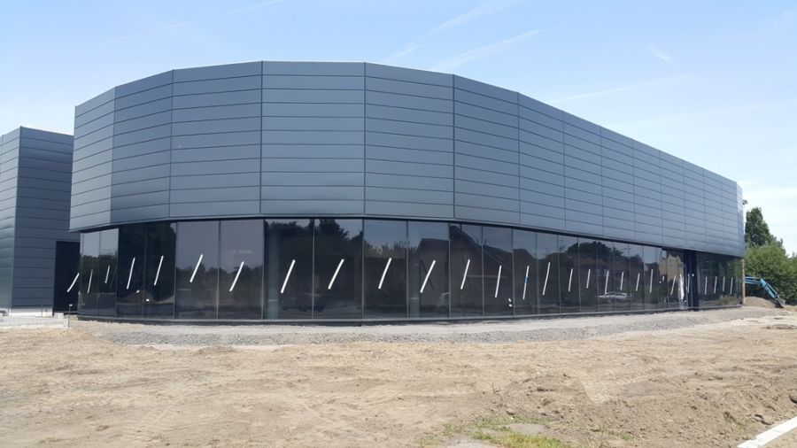 Ahlen Niemcy – salon handlowo-wystawowy – elewacja aluminiowa, fasady aluminiowo szklane, strukturalne PONZIO EFEKT, ścianki działowe aluminiowo szklane, szklane drzwi przesuwne