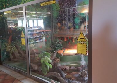Restauracje Auto Port w Renicach , Gorzowie Wlkp., Przytocznej : ścianki aluminiowo szklane – paludarium krokodyla