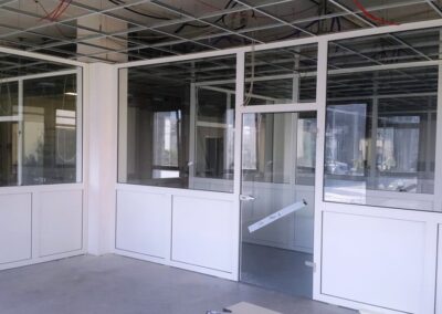 Bolzano Włochy – budynek biurowy – aluminiowo szklane ścianki działowe, szklane drzwi przesuwne, drzwi p.poż. EI60