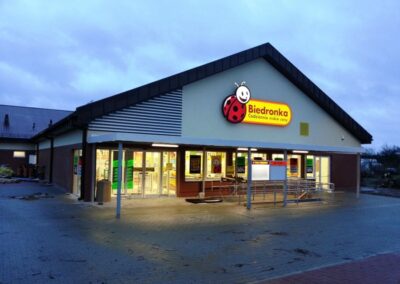 Dolice – Supermarket BIEDRONKA – okna aluminiowe, drzwi aluminiowe, witryny aluminiowe, drzwi automatyczne, żaluzje elewacyjne aluminiowe, drzwi ewakuacyjne