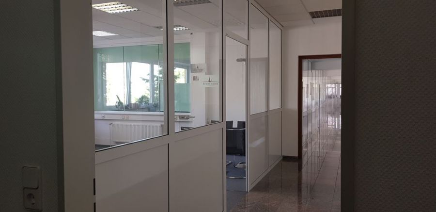 Niemcy budynek biurowy – ścianki działowe szklane i aluminiowo-szklane