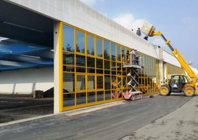 Niemcy – zakład produkcyjny – fasady aluminiowo szklane, fasada aluminiowa wewnętrzna, aluminiowa ścianka działowa, drzwi szklane