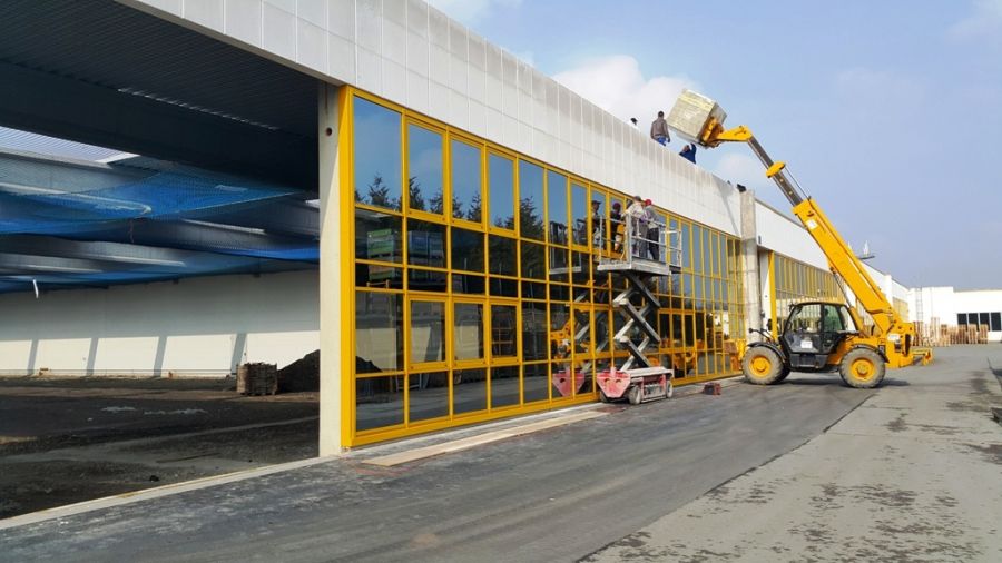 Niemcy – zakład produkcyjny – fasady aluminiowo szklane, fasada aluminiowa wewnętrzna, aluminiowa ścianka działowa, drzwi szklane