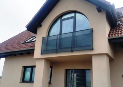 Dom jednorodzinny – zewnętrzne balustrady aluminiowe, balustrady PORTFENETR