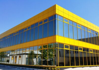Strzelce Kraj. – budynek biurowy SPARTHERM – fasady aluminiowo szklane, szklany świetlik dachowy, elewacja wentylowana panele typu alucobond, wewnętrzne ścianki działowe aluminiowo szklane