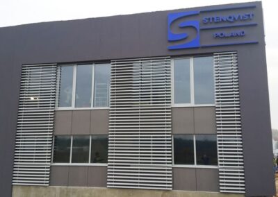 Kostrzyn n.O. – budynek biurowo-produkcyjny STENQVIST – elewacja wentylowana z płyt włóknocement, żaluzje fasadowe – łamacze światła, ślusarka aluminiowa