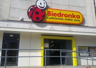 Szczecin – Supermarket BIEDRONKA – okna aluminiowe, drzwi aluminiowe, witryny aluminiowe, drzwi automatyczne, żaluzje elewacyjne aluminiowe, drzwi ewakuacyjne