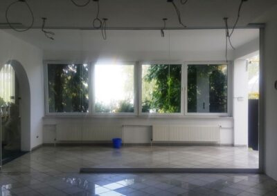 Szklana ścianka działowa, szklane drzwi przesuwne