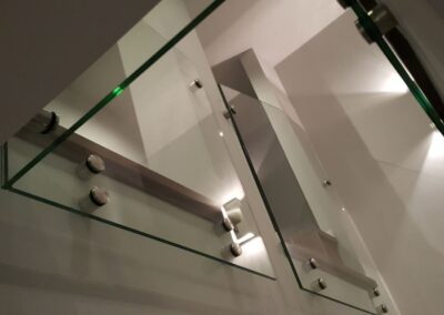 Wewnętrzne balustrady całoszklane na rotulach