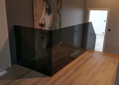 Dom jednorodzinny – Balustrady całoszklane czarne szkło