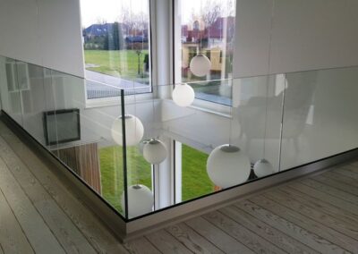 Dom jednorodzinny – wewnętrzne balustrady szklane