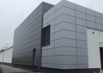 Gorzów Wlkp. – budynek biurowo produkcyjny BIOFAKTOR – elewacja wentylowana z paneli Alucobond, stolarka aluminiowa – drzwi zewnętrzne