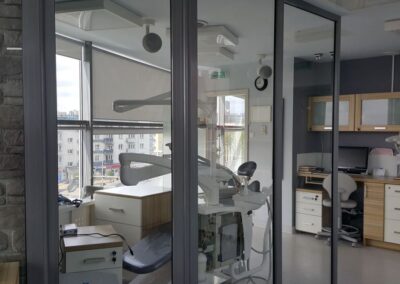 Gabinet dentystyczny – ścianki działowe aluminiowo-szklane