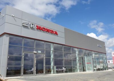 Salon Samochodowy HONDA GEZET w Szczecinie – Fasada aluminiowo szklana, drzwi automatyczne