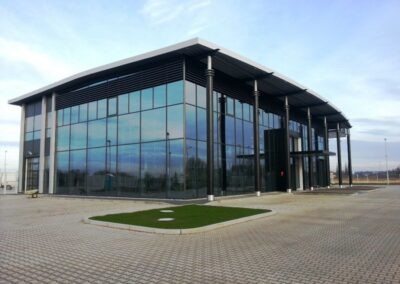 Gorzów Wlkp. – Salon Samochodowy MERCEDES – portal i zadaszenie wejścia głównego, obudowa z paneli Alucobond