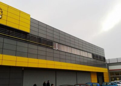 Syców – Pawilon Handlowy R&R – elewacja wentylowana z paneli aluminiowych , żaluzje elewacyjne – łamacze światła