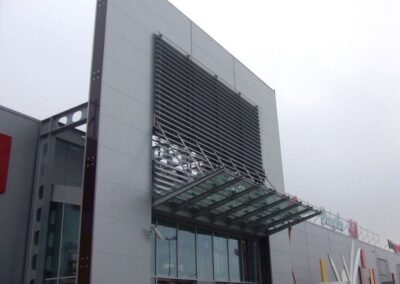 Konin – Galeria Handlowa FERIO – portale wejściowe, łamacze światła – żaluzje elewacyjne