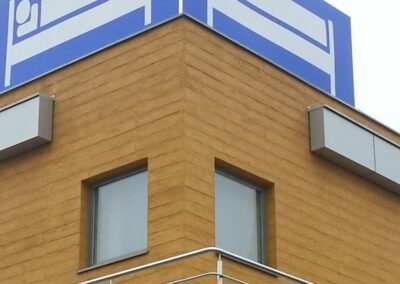 Renice – HOTEL AUTOPORT – portal i attyka z paneli Alucobond