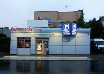 Słubice – Market TO TU – witryny aluminiowe, rolety, drzwi aluminiowe, elewacja wentylowana z paneli Alucobond, daszek szklany